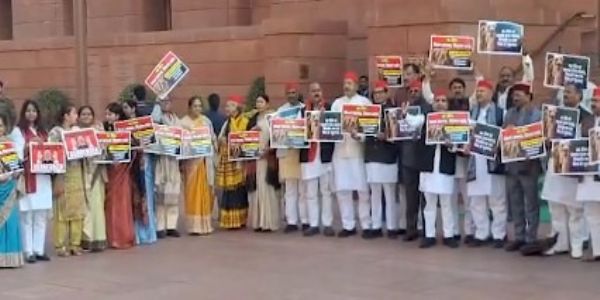 विपक्षी सांसदों ने किया ससंद भवन परिसर में विरोध प्रदर्शन