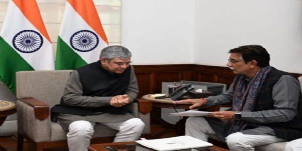 रेलमंत्री से मिले सांसद अनुराग शर्मा, झांसी के सुगम यातायात पर की चर्चा