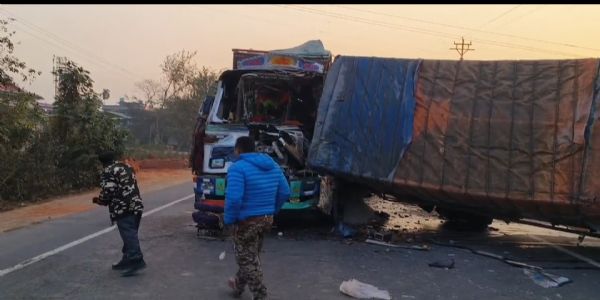 तीन ट्रकों की भिड़ंत से एशियन हाईवे-2 पर अफरा-तफरी