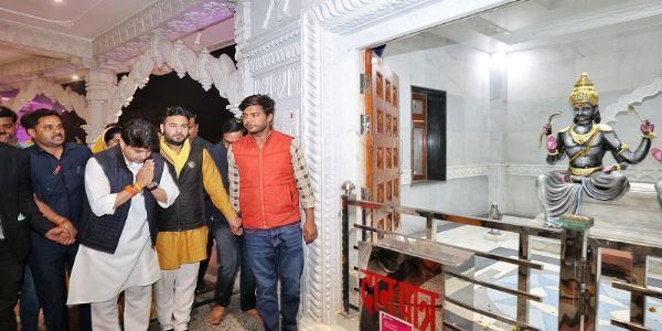 केन्द्रीय मंत्री सिंधिया ने डबरा के नवग्रह शक्तिपीठ मंदिर की भव्यता और वास्तुकला को सराहा