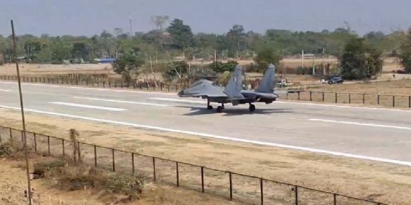 प्रधानमंत्री के असम दौरे से पहले मोरान हाईवे पर लैंडिग का अभ्यास कर रहे फाइटर एयरक्राफ्ट