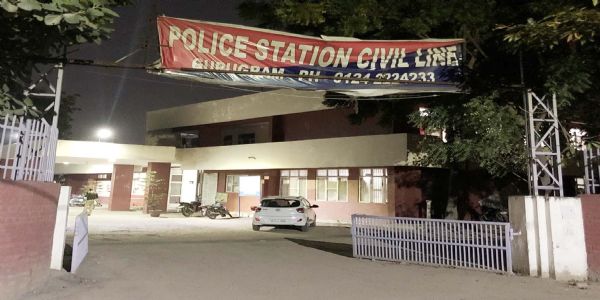 गुरुग्राम में महाराष्ट्र से शादीशुदा प्रेमी से मिलने आई प्रेमिका को पत्नी ने बीच सडक़ धुना