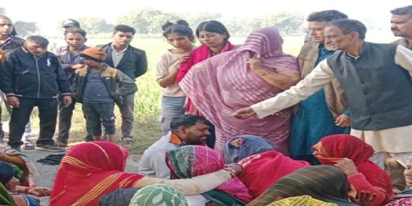 तेज रफ्तार ट्रक की टक्कर से स्कूटी सवार महिला की मौत, दो मासूम बच्चों के सिर से उठा मां का साया