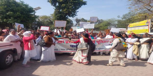 मांगों को लेकर सड़क पर उतरीं आशा कार्यकत्रियों ने साैंपा ज्ञापन