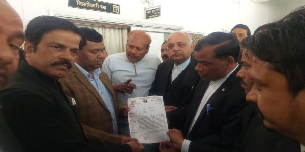 रामपुर में अधिवक्ता की हत्या मामले में वकीलों ने ज्ञापन सौंप जताया विरोध