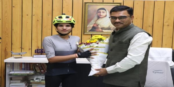 नारी शक्ति, देश भक्ति व अदम्य साहस का संदेश लेकर जयपुर से निकली आशा इंदौर पहुँची