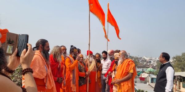 पंचदशनाम जूना अखाड़ा में ध्वजारोहण किया