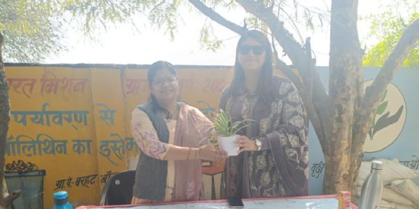 जल संरक्षण व वृक्षारोपण काे लेकर स्वयंसेवकों ने ग्रामीणाें काे किया जागरुक