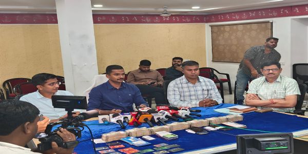 रायपुर : आनलाइन सट्टा संचालित करने वाले गिरोह का पर्दाफाश, 17 लाख नगदी के साथ चार आरोप‍ित ग‍िरफ्तार