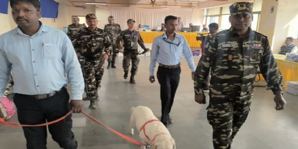 जांच करते टीम