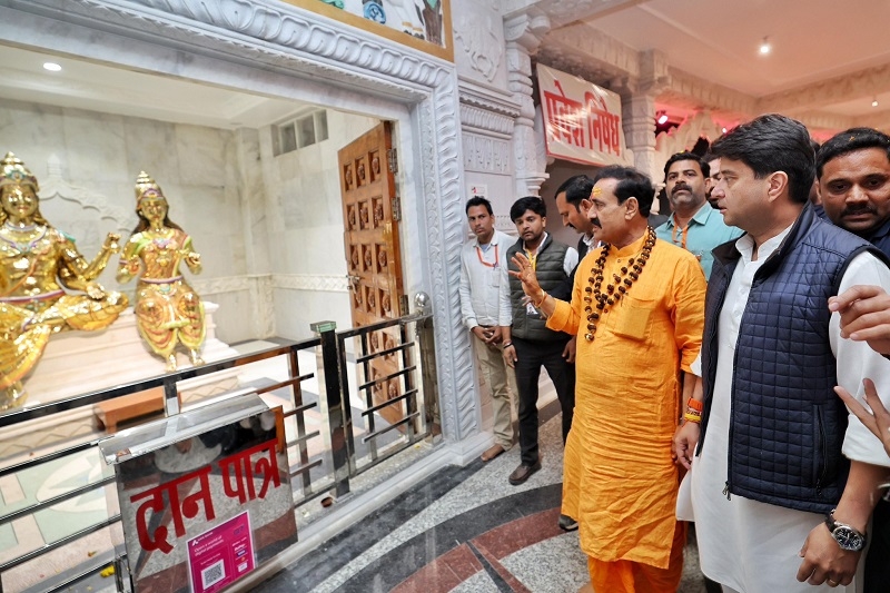 डबरा के नवग्रह शक्तिपीठ में आयोजित प्राण प्रतिष्ठा महोत्सव में शामिल हुए सिंधिया