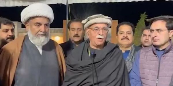 तहरीक तहफ़ुज आईन-ए-पाकिस्तान के प्रमुख महमूद खान अचकजई 12 फरवरी को देररात इस्लामाबाद में पत्रकारों से बातचीत करते। स्क्रीनग्रैब - जियो न्यूज