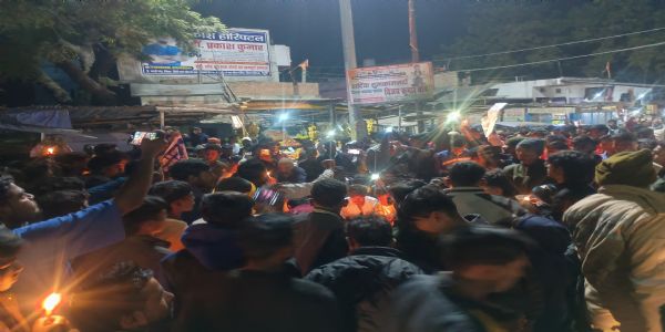 मासूम बच्ची की तथाकथित हत्या मामले में ग्रामीणों ने कैंडल मार्च निकालकर जताया विरोध
