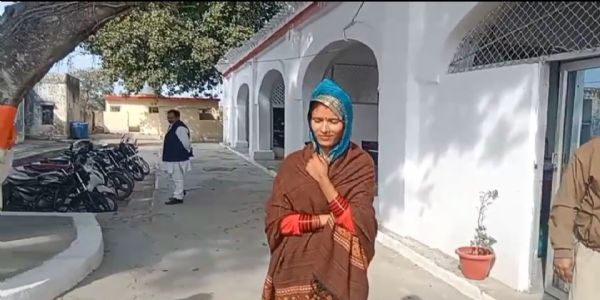 औरैया में ‘नागिन ड्रामा’ का खुलासा: प्रेमी संग पहुंची युवती, परिजनों की साजिश का लगाया आरोप