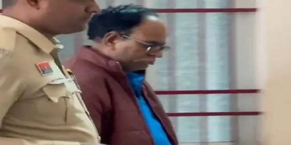 गैंगरेप मामले में फरार पूर्व सांसद के पूर्व पीए सहित दाे ने काेर्ट में किया आत्मसमर्पण