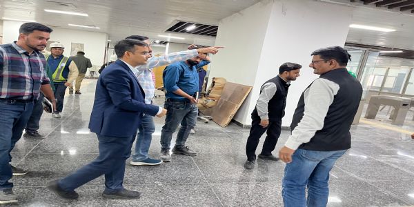 वाराणसी : जिलाधिकारी ने निर्माणाधीन रोपवे परियोजना का किया निरीक्षण, जांच कर व्यवस्थाओं को परखा