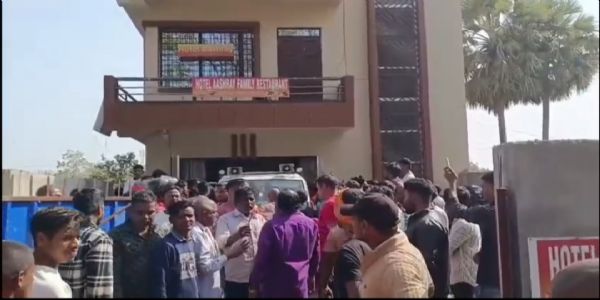 होटल में अनैतिक गतिविधियों को लेकर लोगों ने किया सड़क जाम, संचालक सहित कई हिरासत में