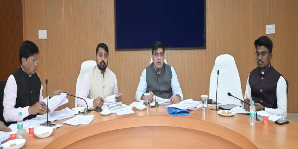 सफाई, पेयजल और पीएम आवास कार्य समय पर पूरा करें : कलेक्टर कुणाल दुदावत