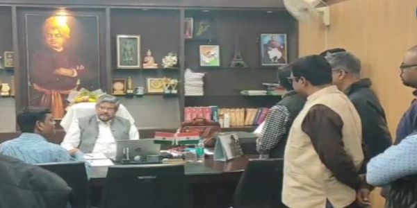 रजिस्ट्रार हटाने पर विश्वविद्यालय में घेराव, शिक्षकों का विरोध