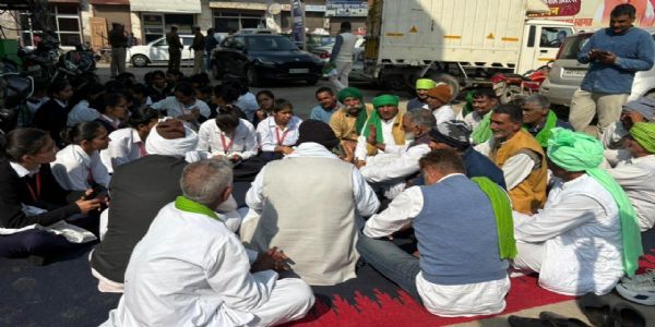 हांसी : नर्सिंग कॉलेज छात्राओं ने माइग्रेशन की मांग पर विधायक आवास के बाहर शुरू किया अनिश्चितकालीन धरना