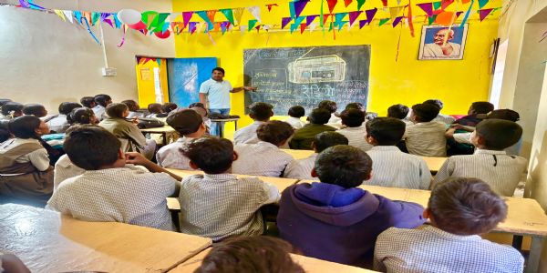 सूरजपुर : विश्व रेडियो दिवस पर बच्चों ने जाना रेडियो का महत्व