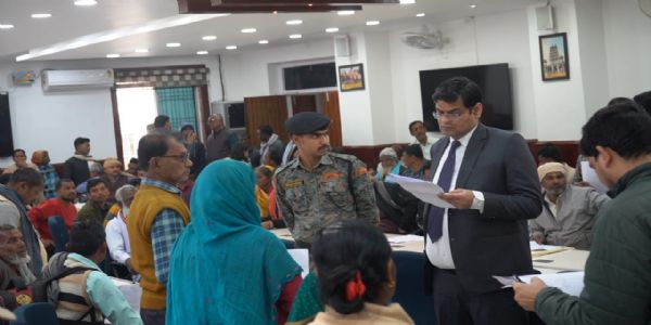 डीएम के जनता दरबार में 101 फरियादियों ने लगाई फरियाद
