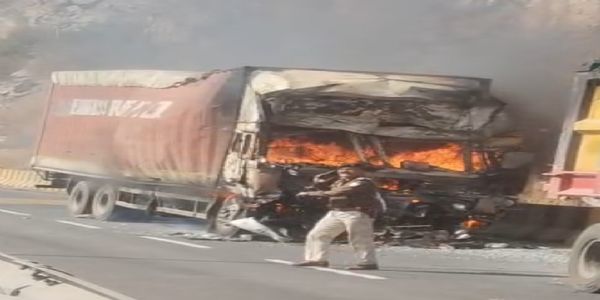 चलती हाइवा में ट्रक ने मारी टक्कर, चालक जिंदा जला