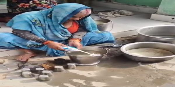 बाल्टी भरमिड डे मील में बच्चों की सेहत से खिलवाड़,प्रधानाचार्या निलंबित