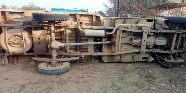 उमरियाः अनियंत्रित पिकअप पलटने पर घायल हुए लोगों को डायल-112 के जवानों ने अस्‍पताल पहुंचाया