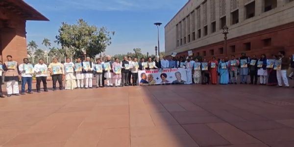 हरदीप सिंह पुरी के इस्तीफे की मांग, संसद परिसर में विपक्ष का प्रदर्शन