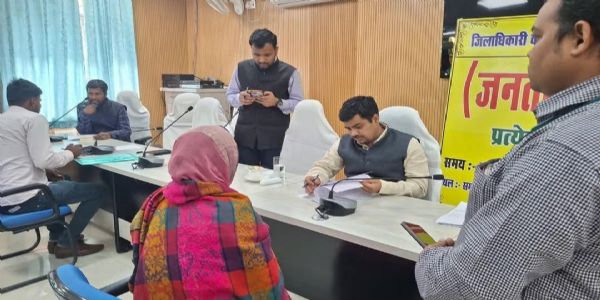 जिला जनता दरबार में डीएम ने सुनी 61 शिकायतें, त्वरित कार्रवाई के निर्देश