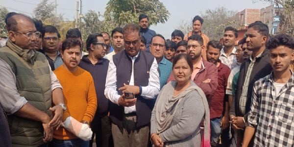 चिकित्सकों ने खोला मोर्चा,निजी क्लिनिक में ओपीडी और इमरजेंसी सेवा रही बंद