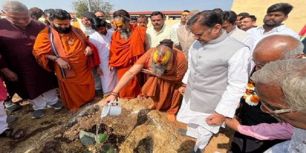 रीवाः जगदगुरू राजेन्द्रदास एवं उप मुख्यमंत्री शुक्ल ने किया वृक्षारोपण