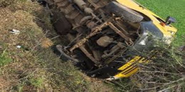 विदिशा में टायर फटने से अनियंत्रित होकर खेत में पलटी स्कूल बस, 35 बच्चे थे सवार, पांच बच्चों को मामूली चोट