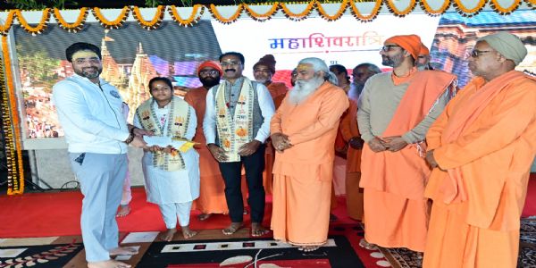 काशी विश्वनाथ धाम में 5555 अलग-अलग प्रकार के “ॐ” के विशिष्ट चित्रों का सृजन करने वाली छात्रा हुई सम्मानित