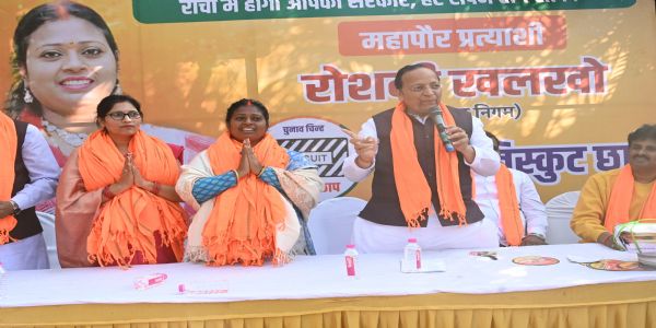 मेयर प्रत्याशी रोशनी खलको ने पदयात्रा और जनसंपर्क अभियान चलाया