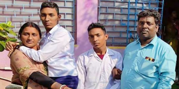 पिता–माता के कंधों पर सपनों की उड़ान, शिक्षक बनने का लक्ष्य लेकर उच्च माध्यमिक की परीक्षा दे रहे दिव्यांग जुड़वा भाई