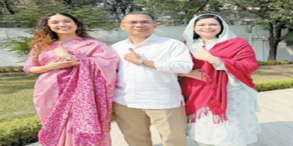 बीएनपी अध्यक्ष तारिक रहमान अपनी बेटी और पत्नी के साथ। फोटो - ढाका ट्रिब्यून