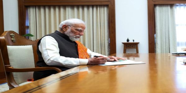 प्रधानमंत्री नरेन्द्र मोदी सेवा तीर्थ में महत्वपूर्ण फाइलों पर हस्ताक्षर करते हुए प्रधानमंत्री नरेन्द्र मोदी सेवा तीर्थ में महत्वपूर्ण फाइलों पर हस्ताक्षर करते हुए