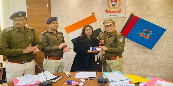 चोरी हुए मोबाइल को वापस पाकर खुश हुए आम लाेग