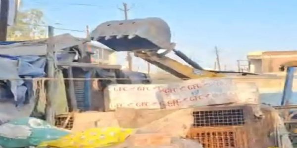 गौ सेवकों के विरोध प्रदर्शन के बाद नगर पंचायत ने मांस की दुकान को किया क्षतिग्रस्त