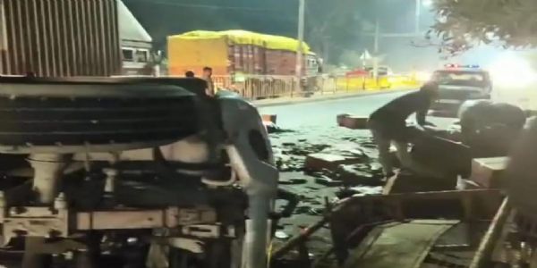 मैक्स लोडर और कार की जोरदार भिड़ंत