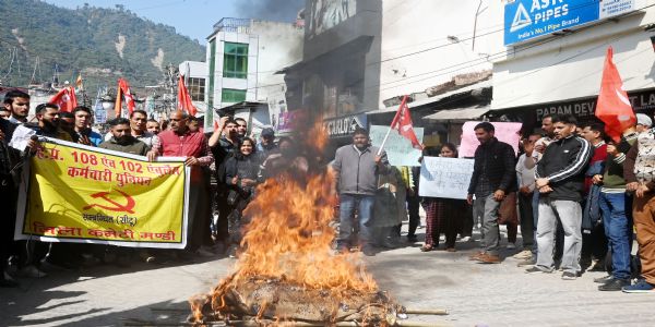 हड़ताली एम्बुलेंस कर्मचारी ने मंडी में जलाया सरकार का पुतला