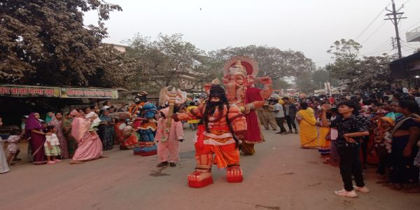 शाही बरात और झांकियों से गूंजा शहर, कलाकार बने रहे आकर्षण का केंद्र