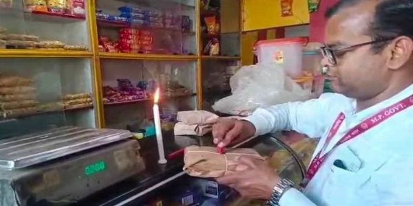 जबलपुरः फूड पॉइजनिंग की शिकायत पर भेडाघाट में बीकानेर स्वीट्स से लिए गए पिस्ता बर्फी के नमूने