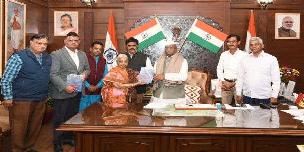 वेटरनरी पब्लिक हेल्थ विषय पर लिखित पुस्तक राज्यपाल हरिभाऊ बागडे को राजभवन में भेंट