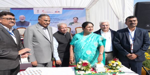 मुख्यमंत्री ने आईजीआई हवाई अड्डा पर 120 मिस्ट स्प्रे सिस्टम का किया उद्घाटन