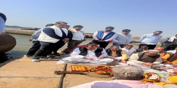 मीरजापुर के हरसिंहपुर गंगा घाट पर पीपा पुल निर्माण का शुरू, श्रद्धालुओं को मिलेगी राहत