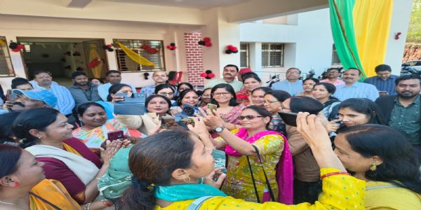 ग्वालियरः एसआईआर कार्य को निष्ठापूर्वक पूर्ण करने पर कलेक्टर बीएलओ से हुईं रूबरू