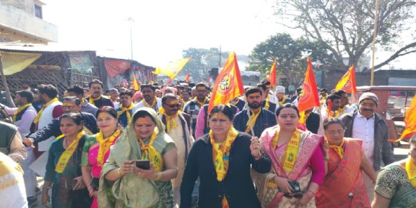 विराट हिन्दू सम्मेलन के लिए निकली आमंत्रण यात्रा, हुई पुष्पवर्षा